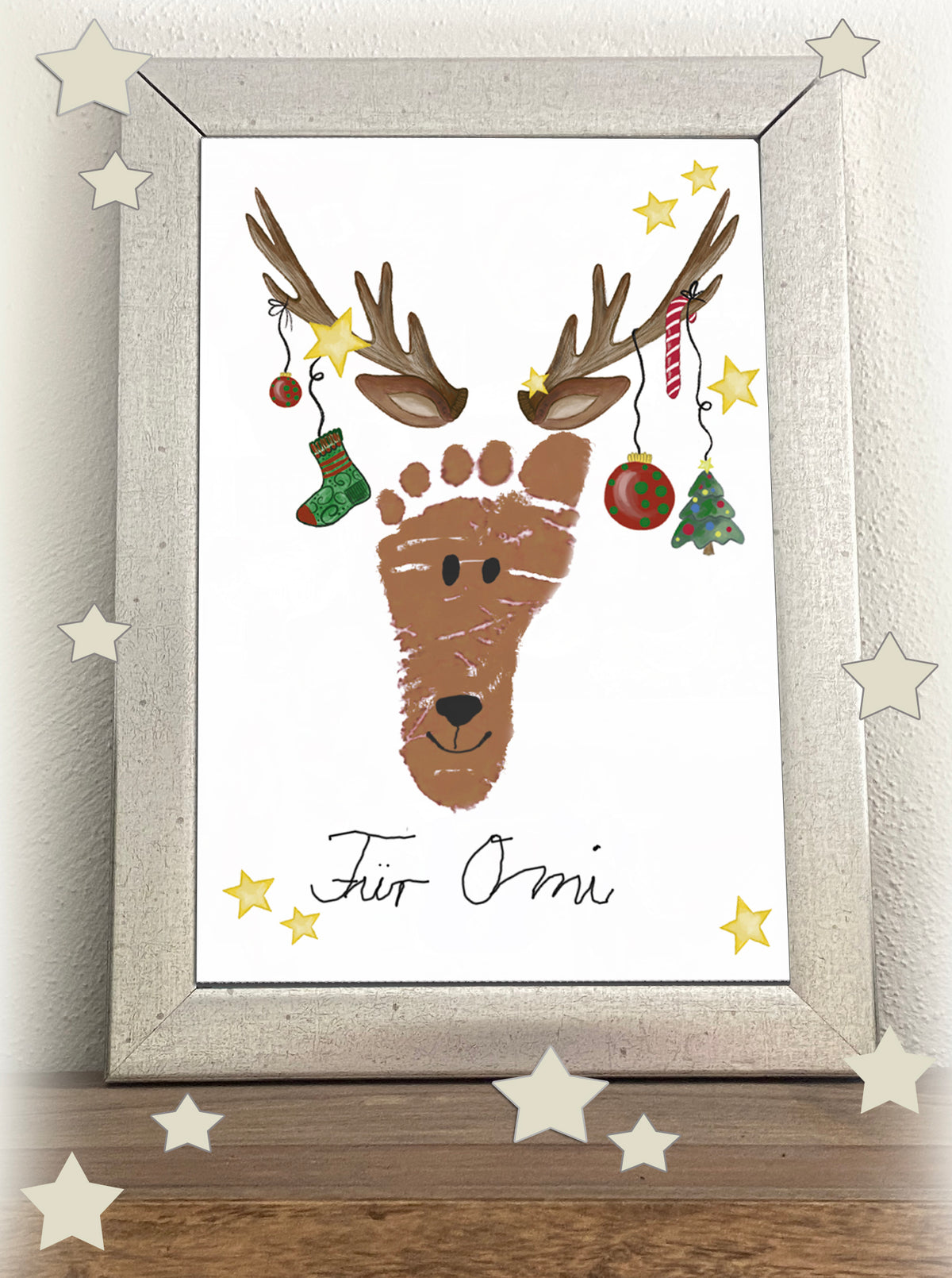 Was für ein süßer Elch oder Rentier Fußabdruck zu Weihnachten. Eine Diy Bastelidee für ein ganz persönliches Weihnachtsgeschenk vom Baby.