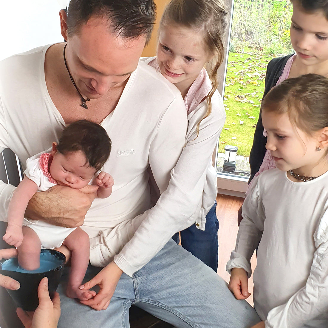 Babyfuß wird in Alginat getaucht für Gipsabdruck