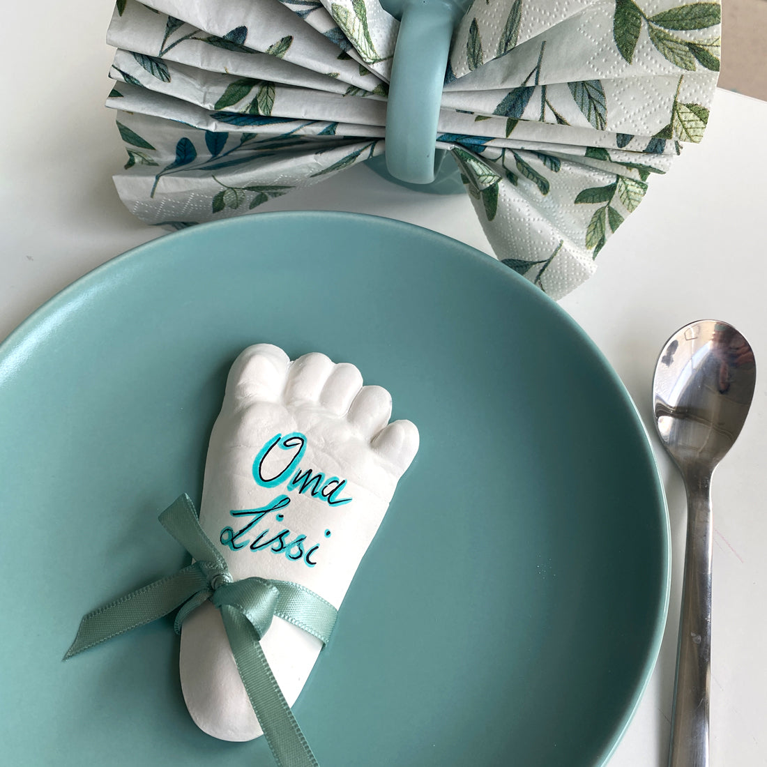 Fußabdruck und Handabdruck als diy Namensschild zum Selbermachen